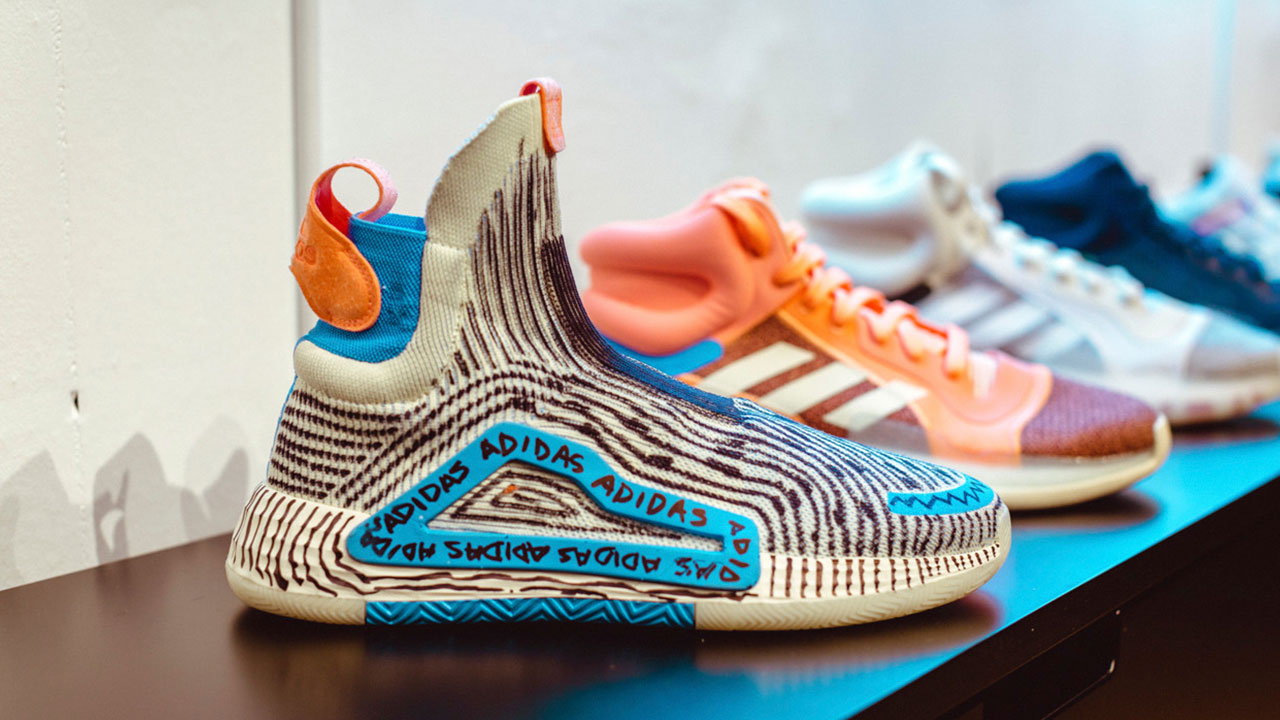 laceless basketball shoes