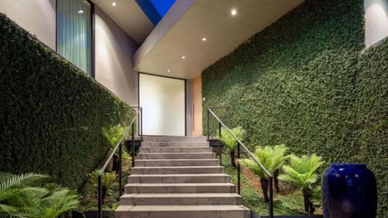 Elon musk pone en el mercado la casa de hillsborough por 35 millones de dólares Take a tour through Elon Musk's $6 million LA crib - ICON