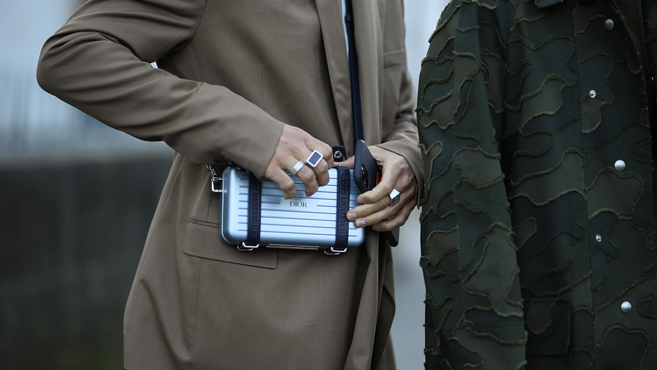 How To Wear The Men's Cross Body Bag With Dior - ICON